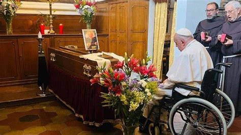 bkcncp|Francisco rinde homenaje a su difunto confesor, padre Manuel .